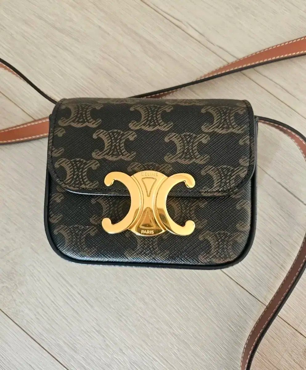 セリーヌ ミニ クロード トリオンフ カーフスキン タン