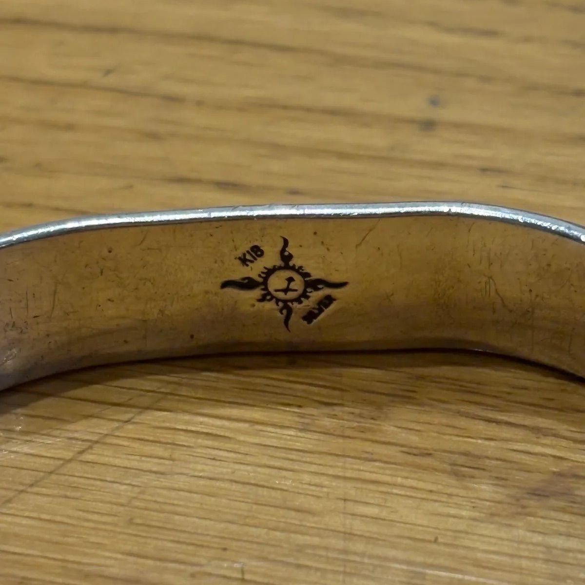 FIRST ARROW'S ダブルフェザーSサイズ付き K18付き 平打ち12mmバングル