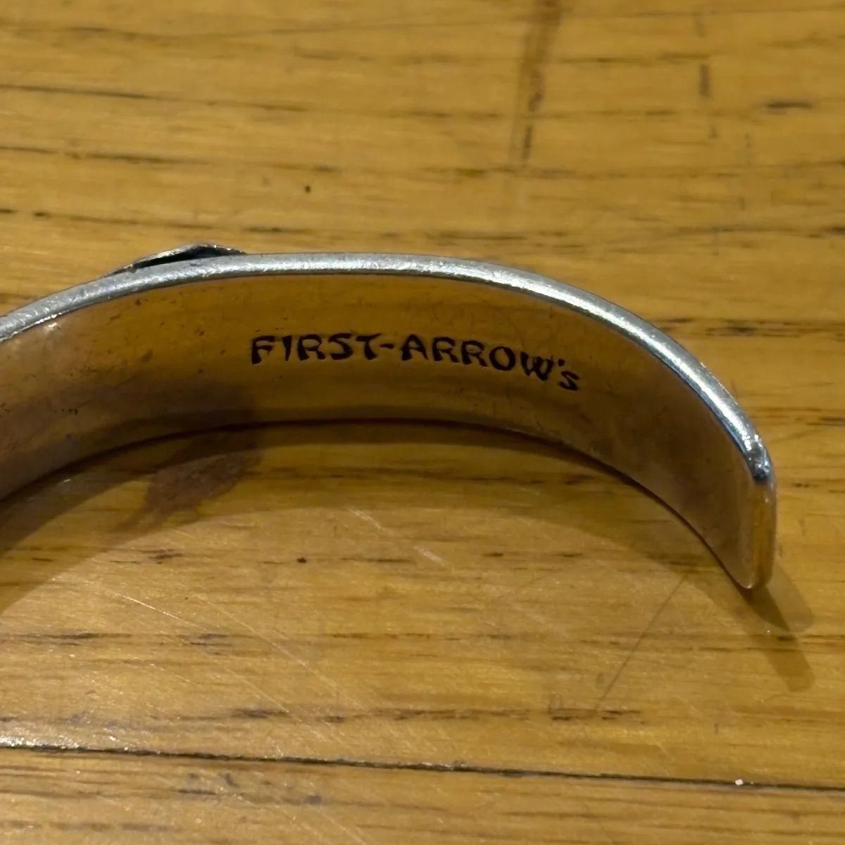 FIRST ARROW'S ダブルフェザーSサイズ付き K18付き 平打ち12mmバングル