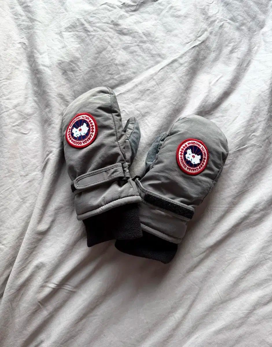 S Canada Goose カナダグース ロゴワッペン ミトン グローブ 手袋