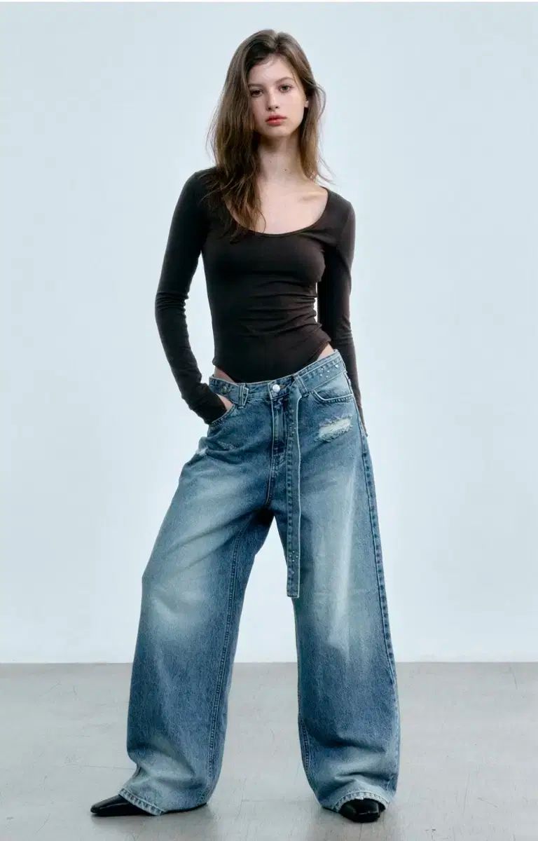 더오유 リー リベット ベルト付き デニムパンツ