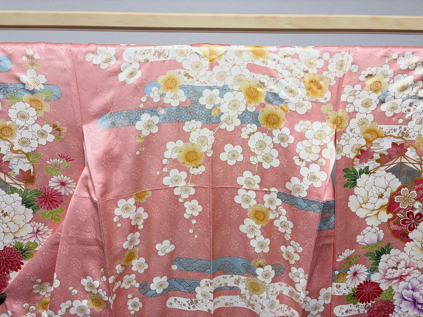 F ◇着物くつろぎ 美品 振袖襦袢セット 花々模様 金駒刺繍 金彩 ピンク