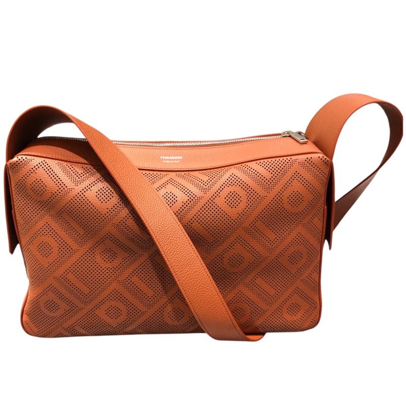 サルヴァトーレ フェラガモ Salvatore Ferragamo ガンチーニ柄ショルダーバッグ オレンジ レザー メンズ ショルダーバッグ