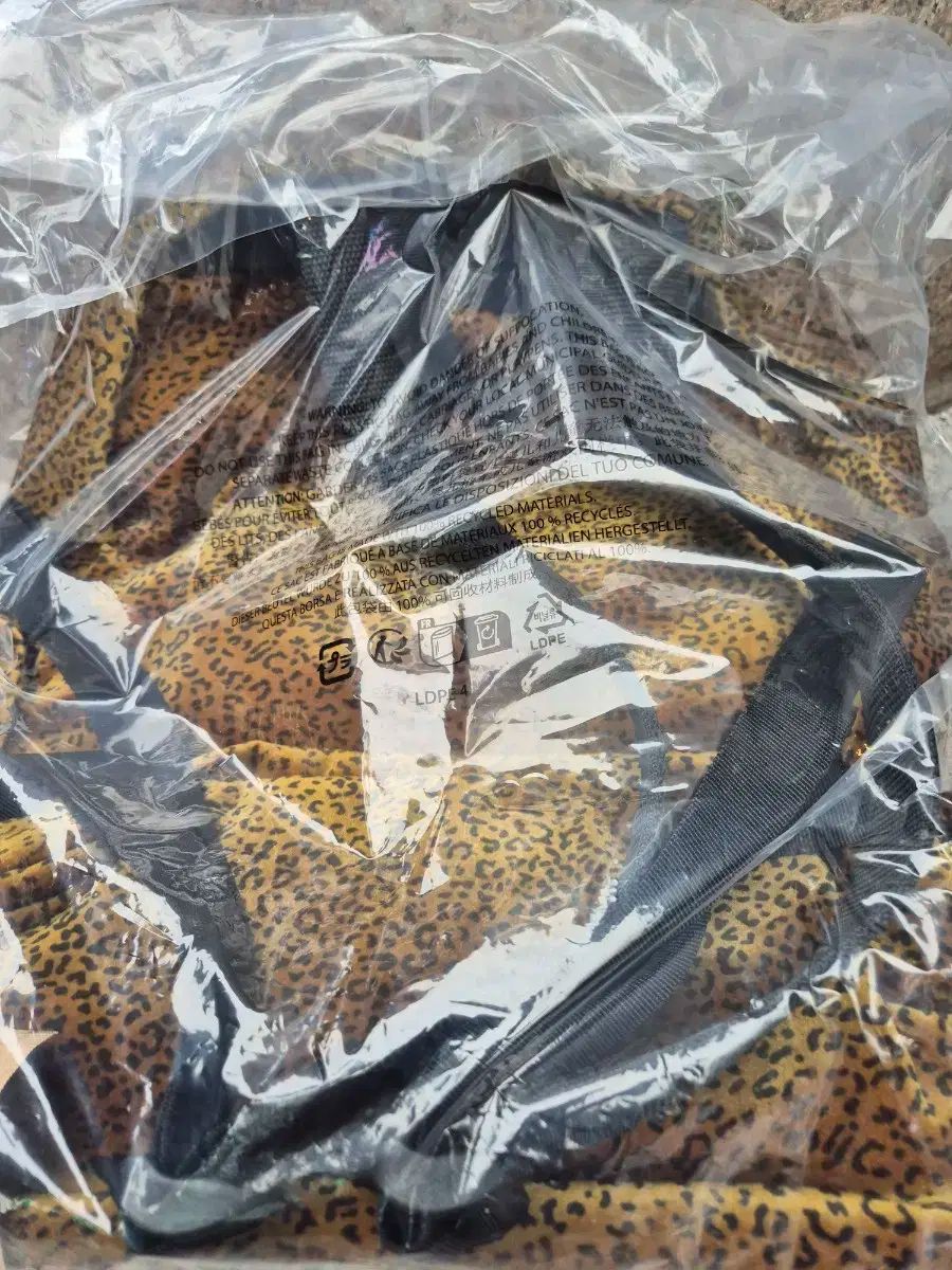 Supreme ヒョウ柄ツアーベルベット