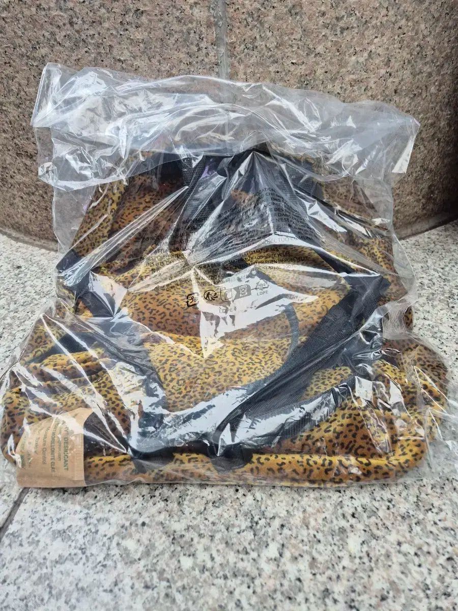 Supreme ヒョウ柄ツアーベルベット