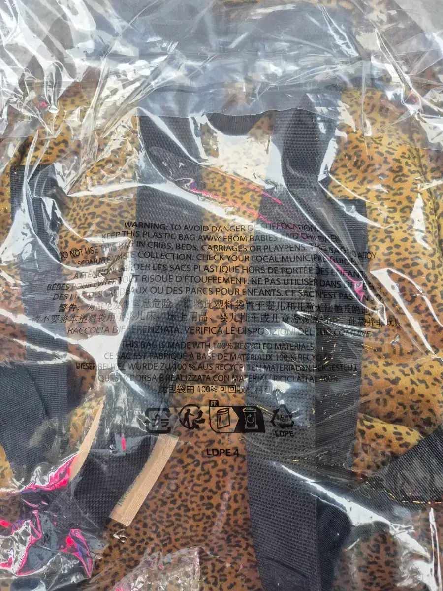 Supreme ヒョウ柄ツアーベルベット