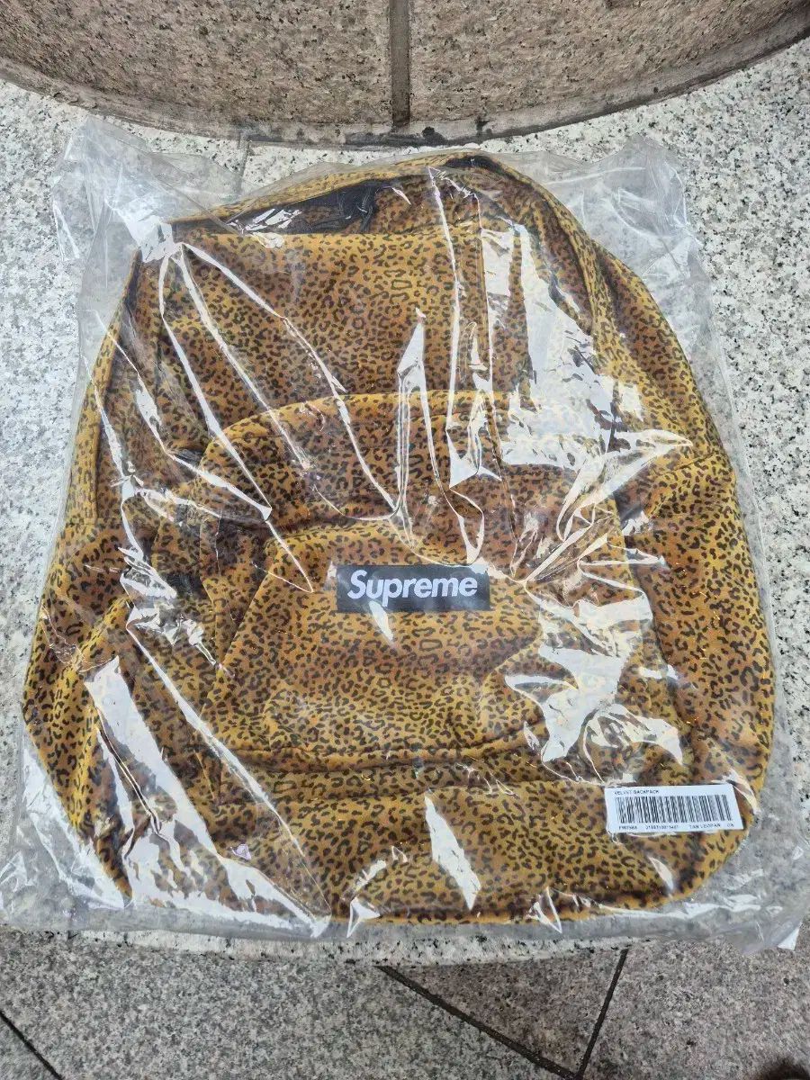 Supreme Supreme ヒョウ柄ツアーベルベット バックパック