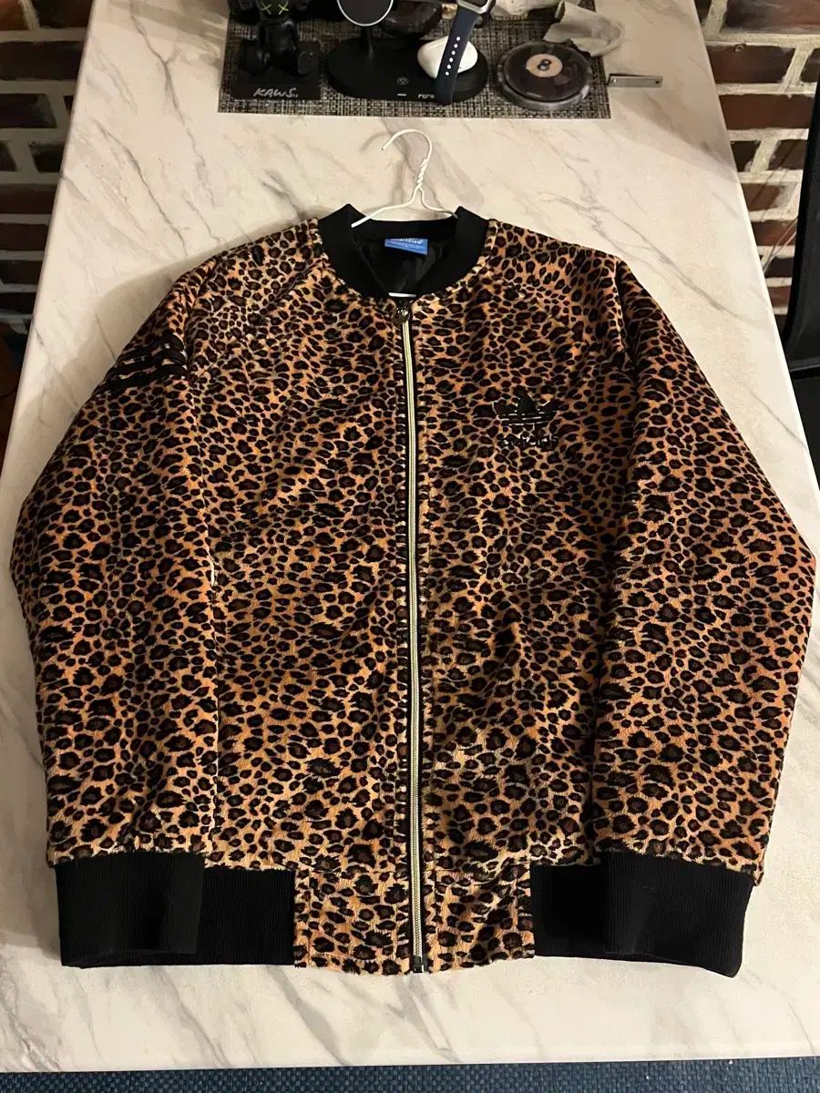 adidas ジャージ ヒョウ柄 レオパード ツアーベルベット ジャージ