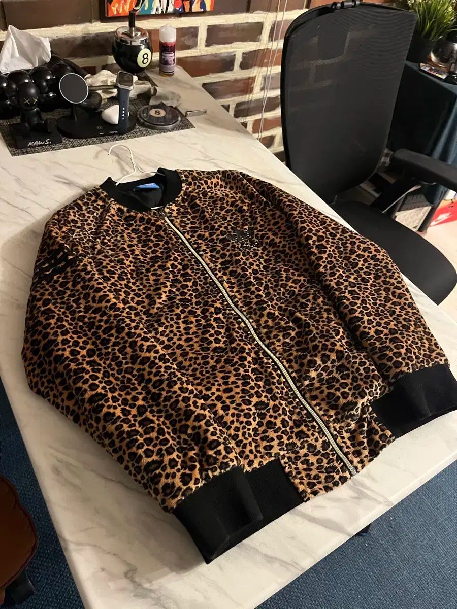 adidas ジャージ ヒョウ柄 レオパード ツアーベルベット ジャージ