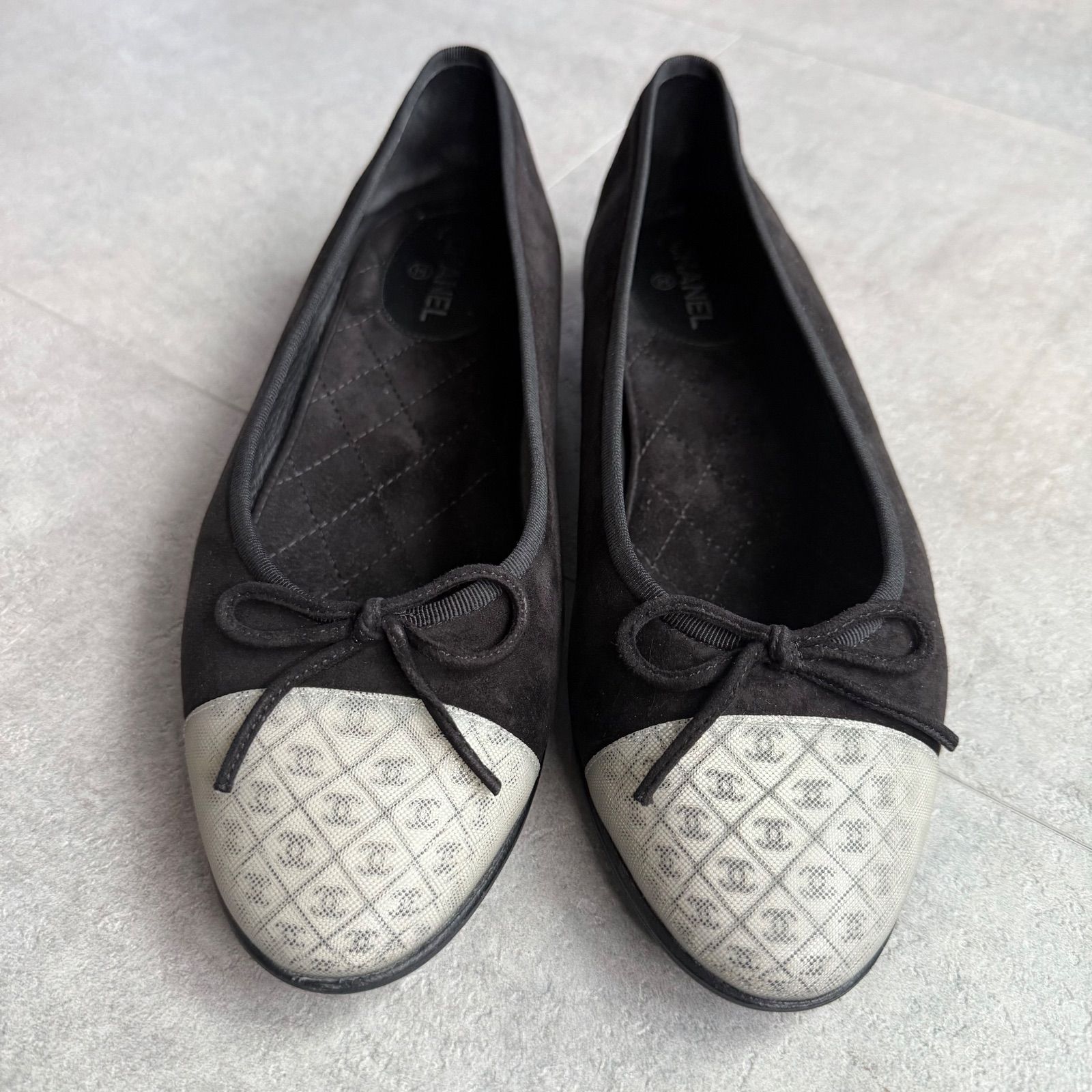  CHANEL シャネル リボンバレエシューズ フラットシューズ ココマーク スエード ブラック ホワイト 37 1 2 C レディース靴 24.5 cm フラットシューズ バレエシューズ パンプス