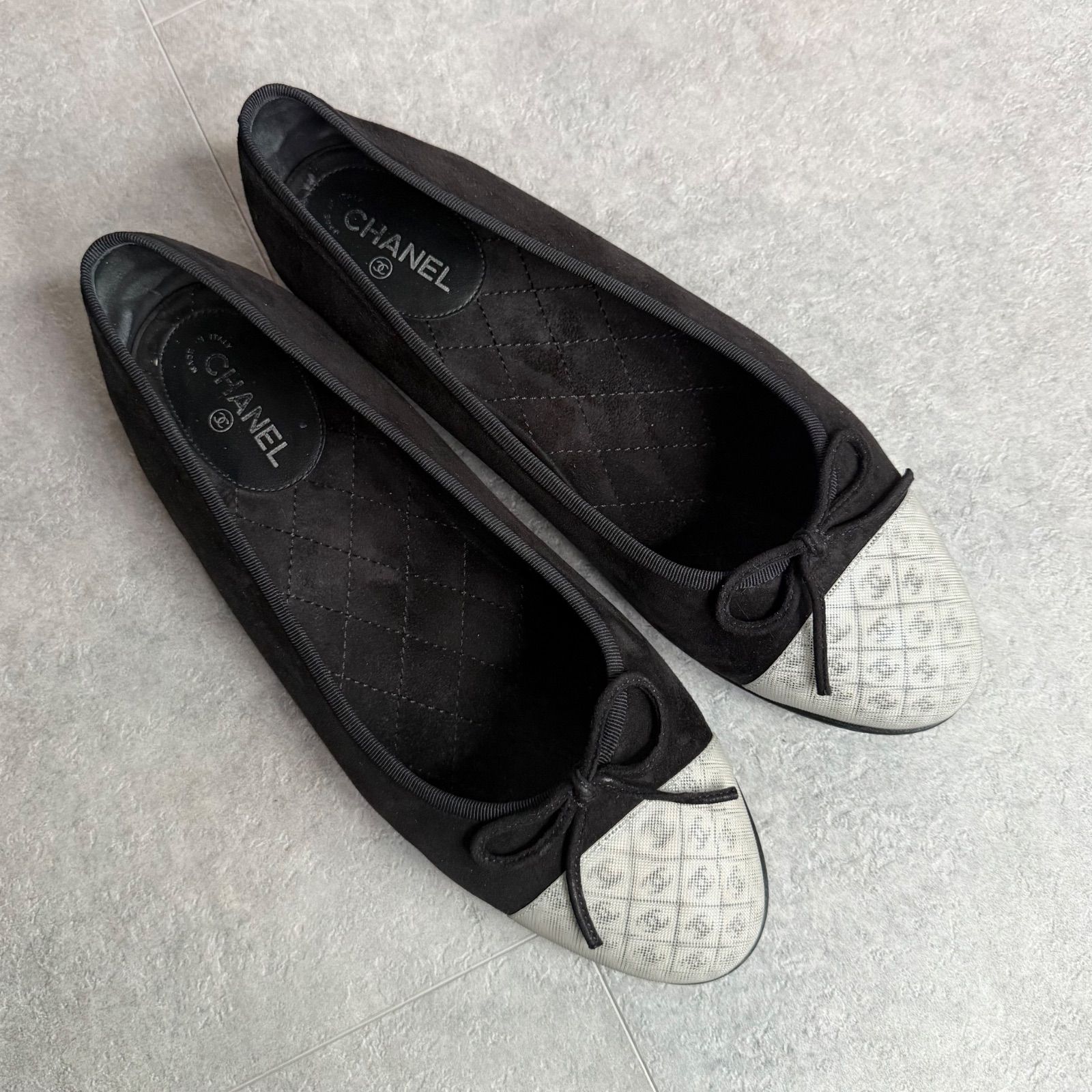 CHANEL シャネル リボンバレエシューズ フラットシューズ ココマーク スエード ブラック ホワイト 37 1 2 C レディース靴 24.5 cm