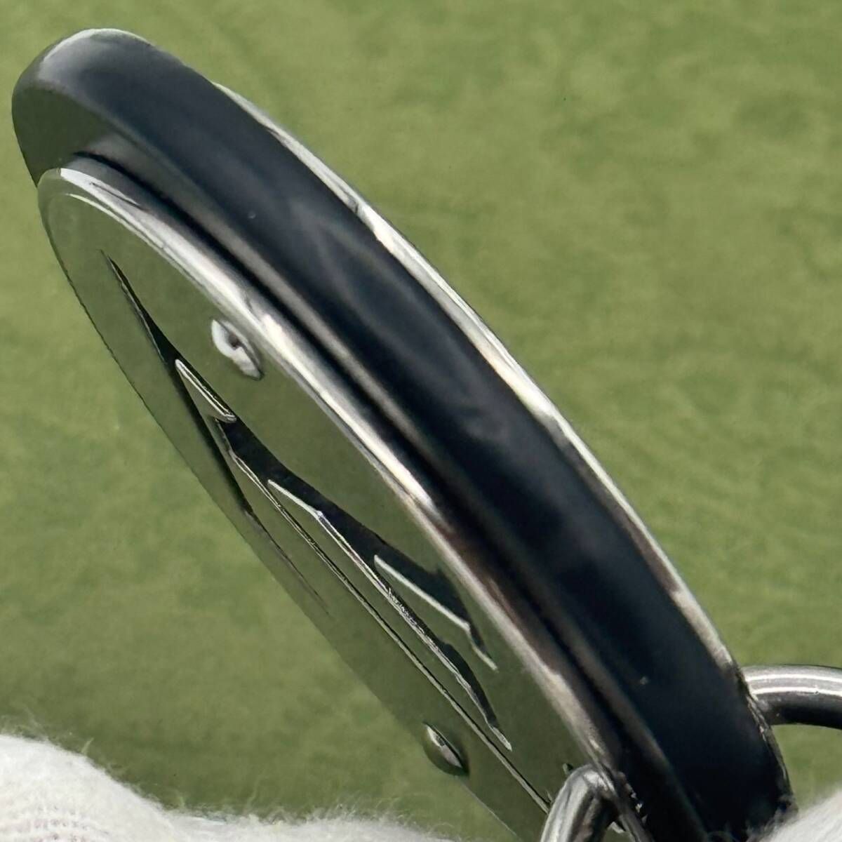 ルイヴィトン LVチャーム ロゴ キーホルダー キーリング 097411 - メルカリ 