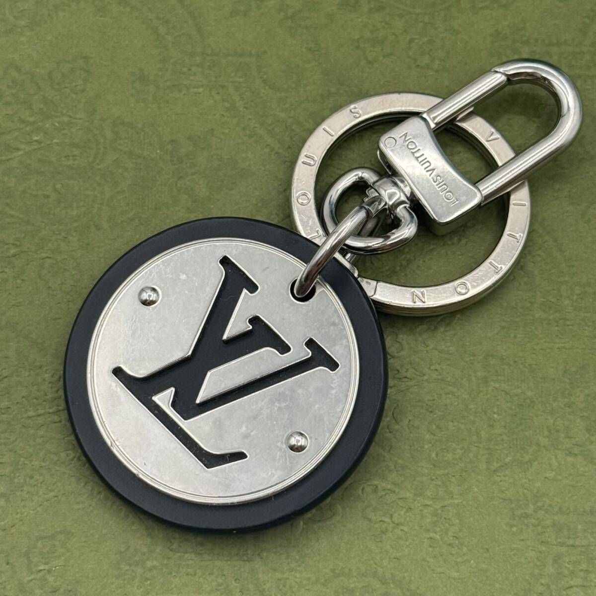 ルイヴィトン LVチャーム ロゴ キーホルダー キーリング 097411 - メルカリ