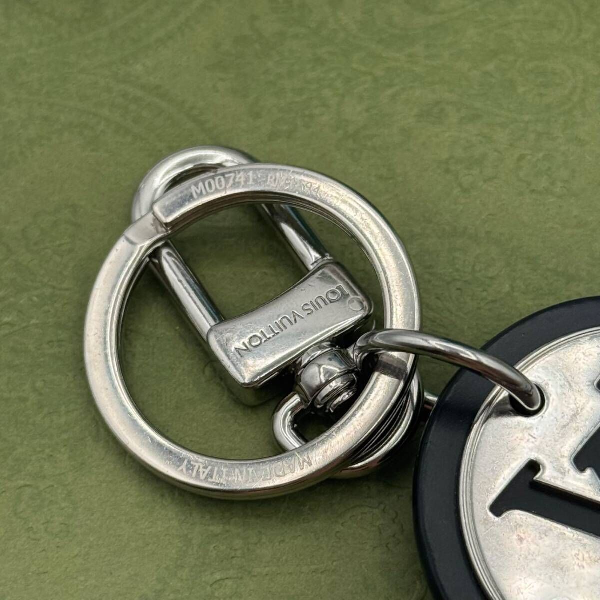 ルイヴィトン LVチャーム ロゴ キーホルダー キーリング 097411 - メルカリ 