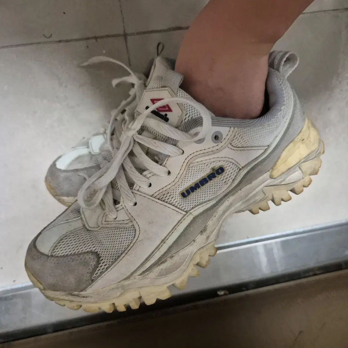 アンブロ 白メッシュ スニーカー 230