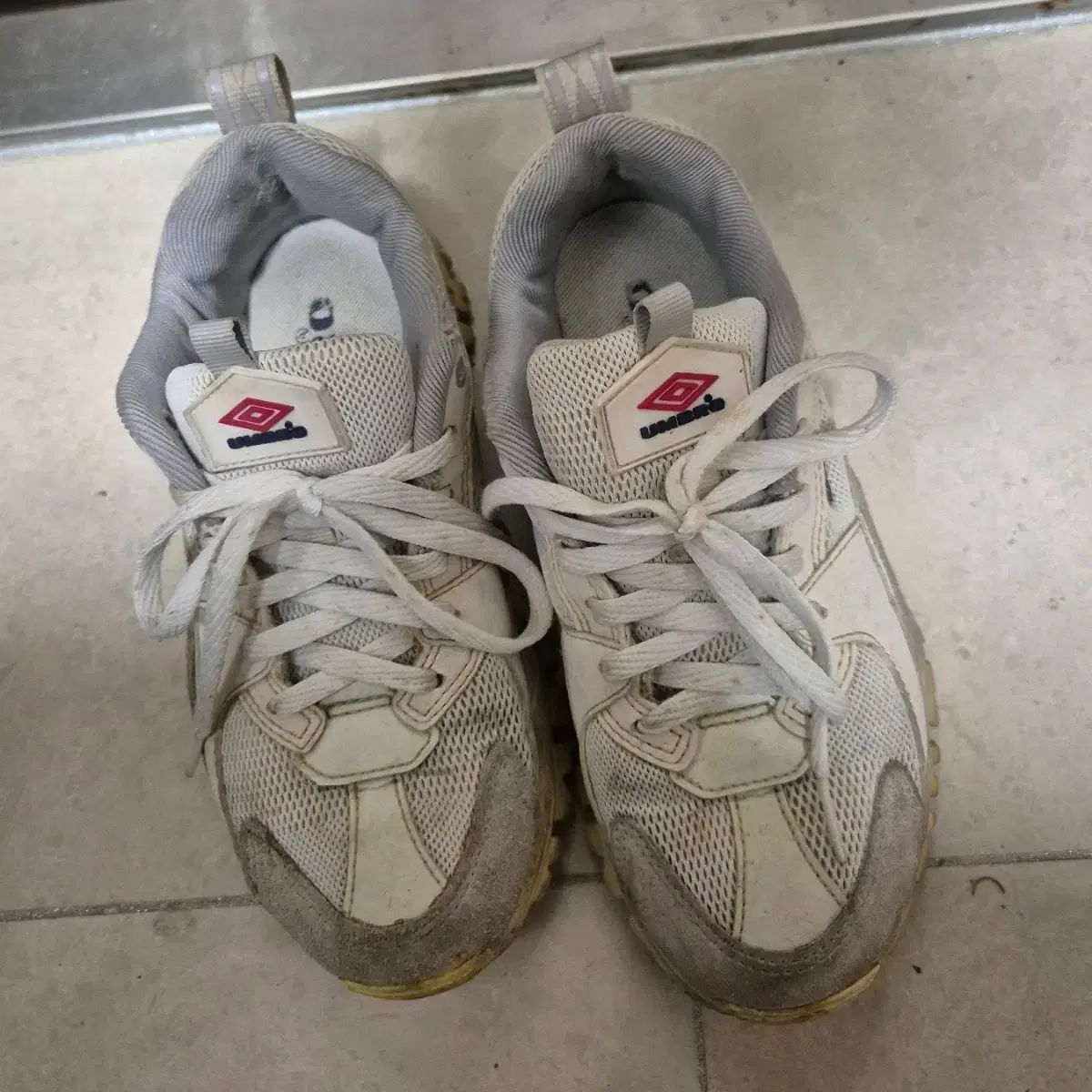 アンブロ 白メッシュ スニーカー 230