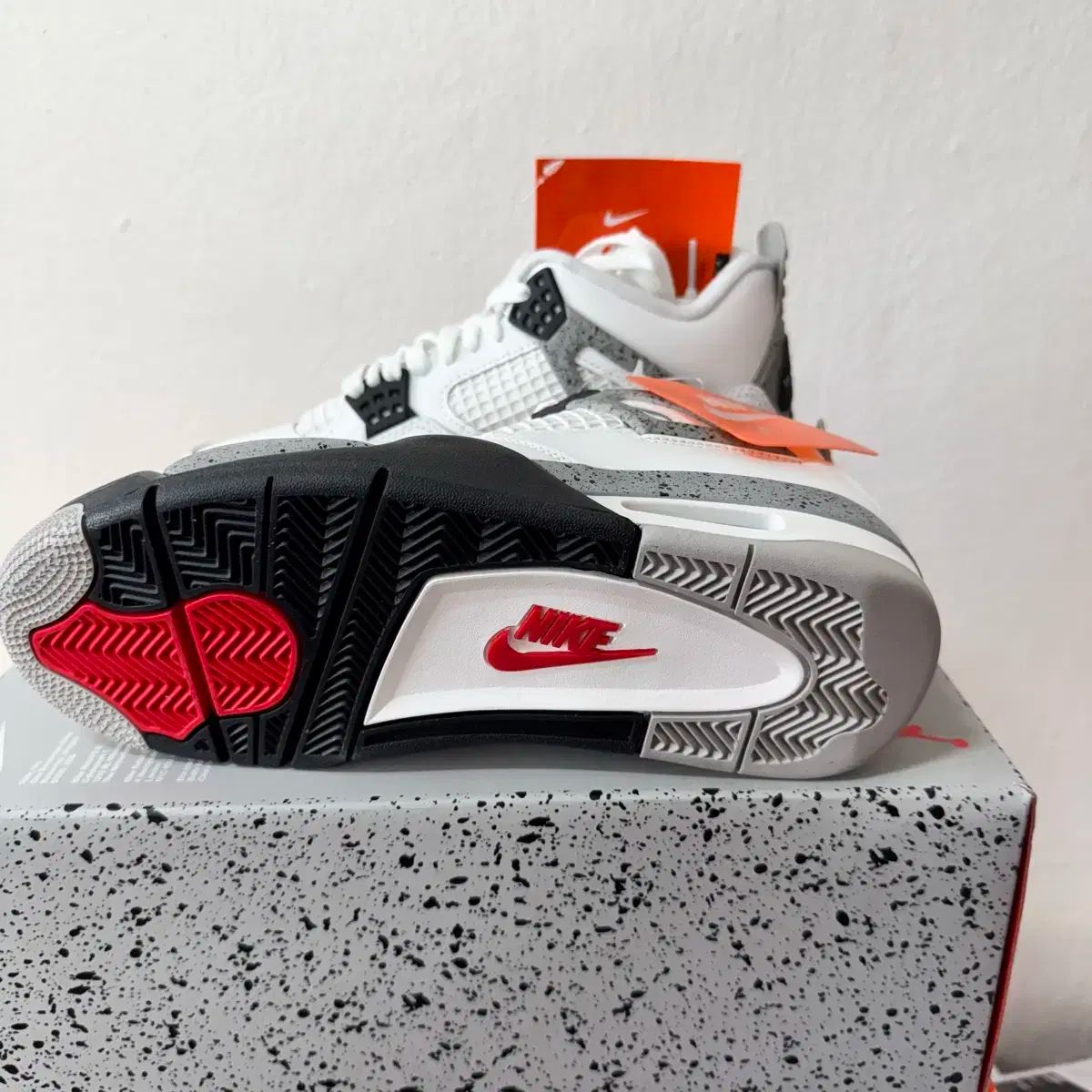 ジョーダン4 セメント 2025 fv 5029-100