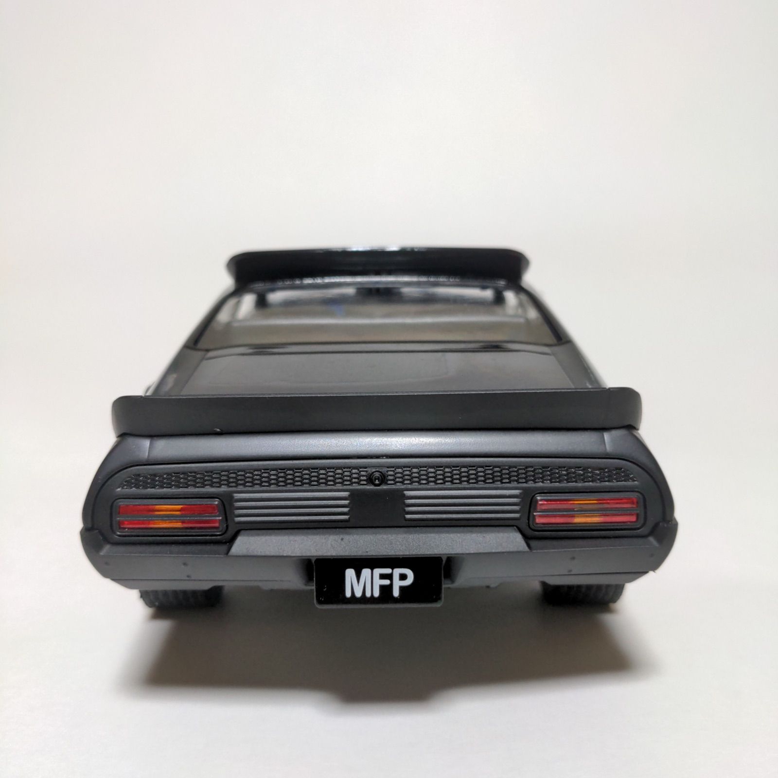 マッドマックス V8 インターセプター 1/18 1973 フォード ファルコン