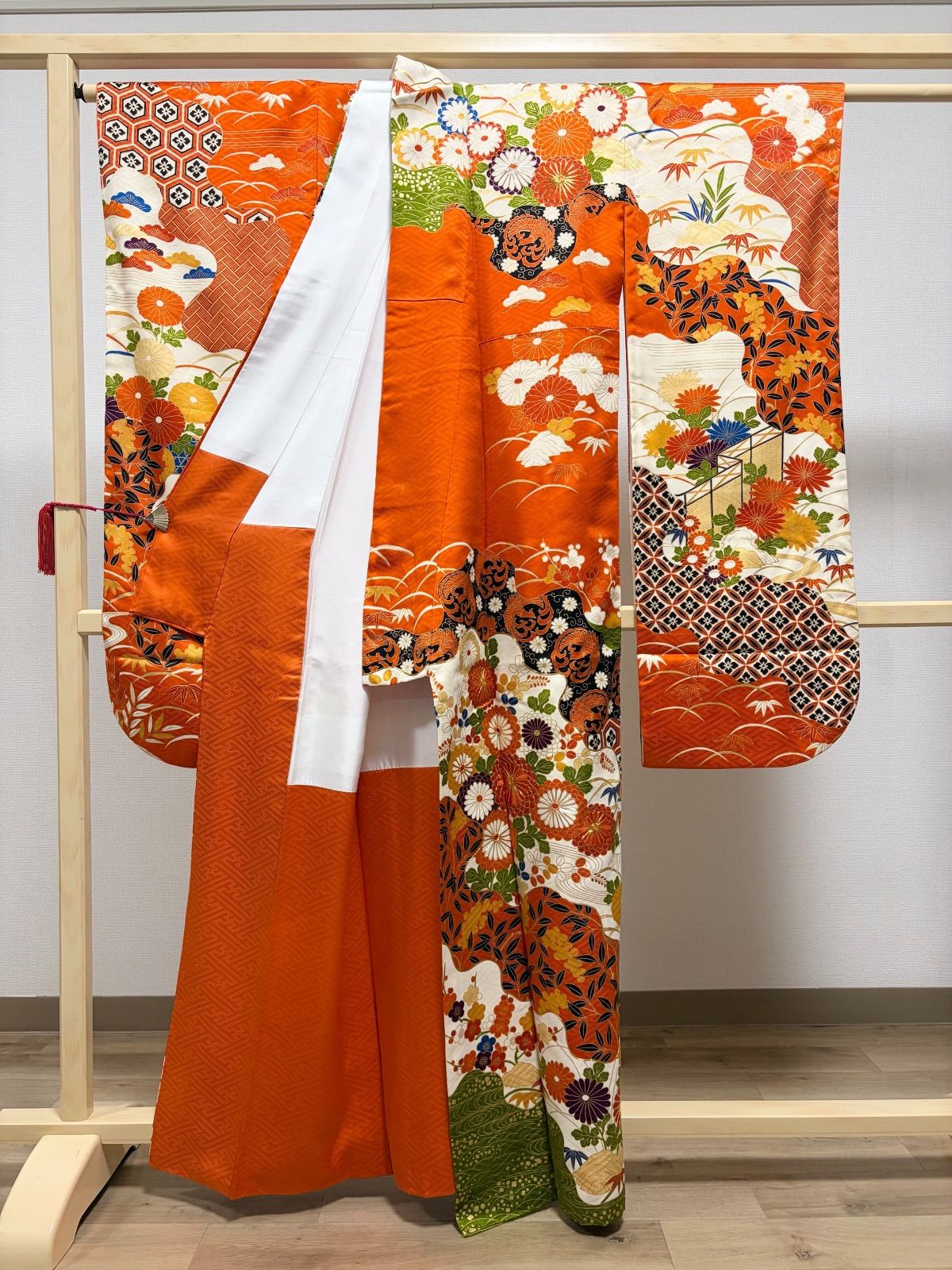 C ◇着物くつろぎ 振袖襦袢セット 花々模様 金駒刺繍 金彩 オレンジ