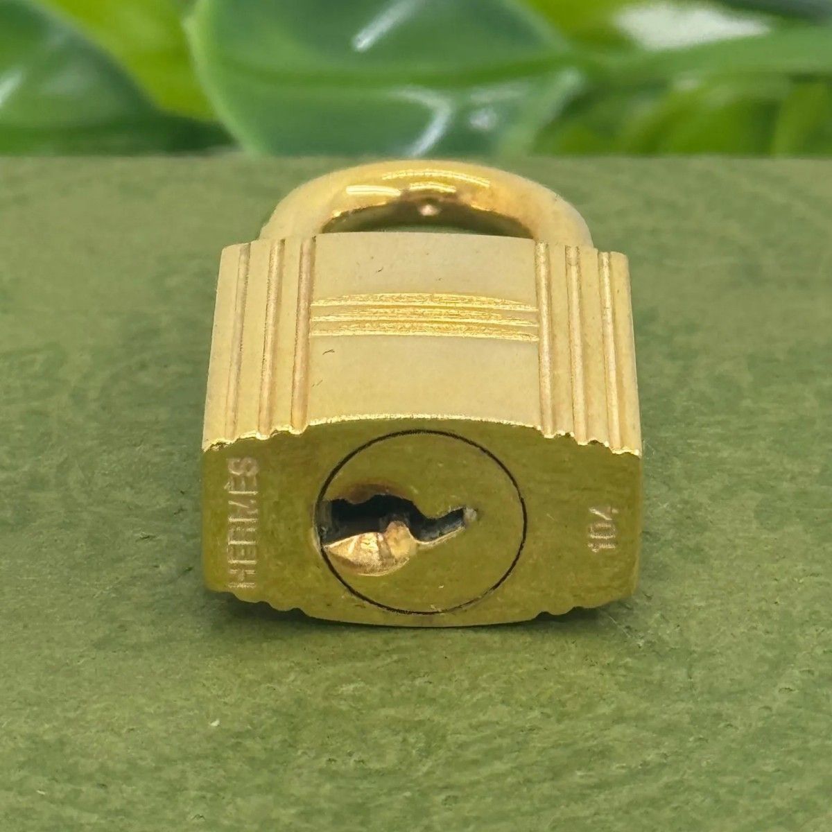 HERMES カデナ ゴールド 104番 チャーム キーホルダー 083515 - メルカリ