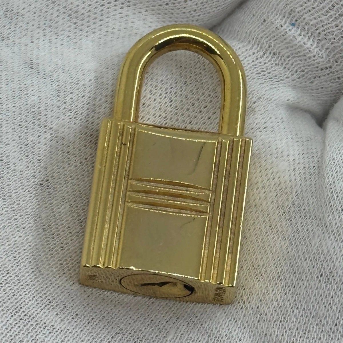 HERMES カデナ ゴールド 104番 チャーム キーホルダー 083515 - メルカリ