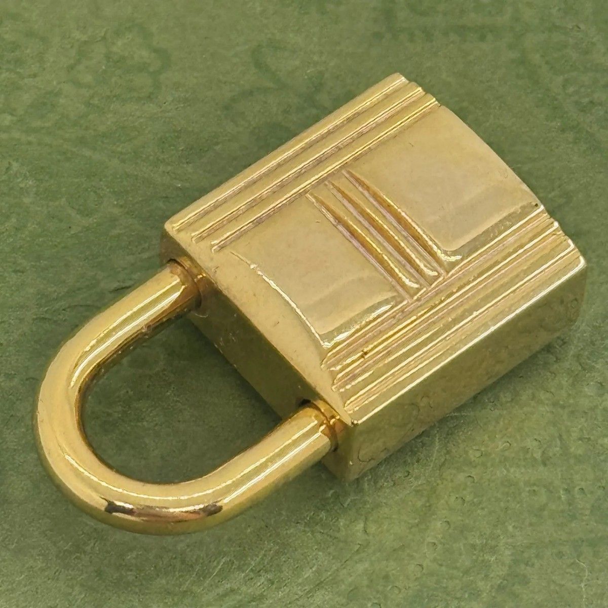 HERMES カデナ ゴールド 104番 チャーム キーホルダー 083515 - メルカリ