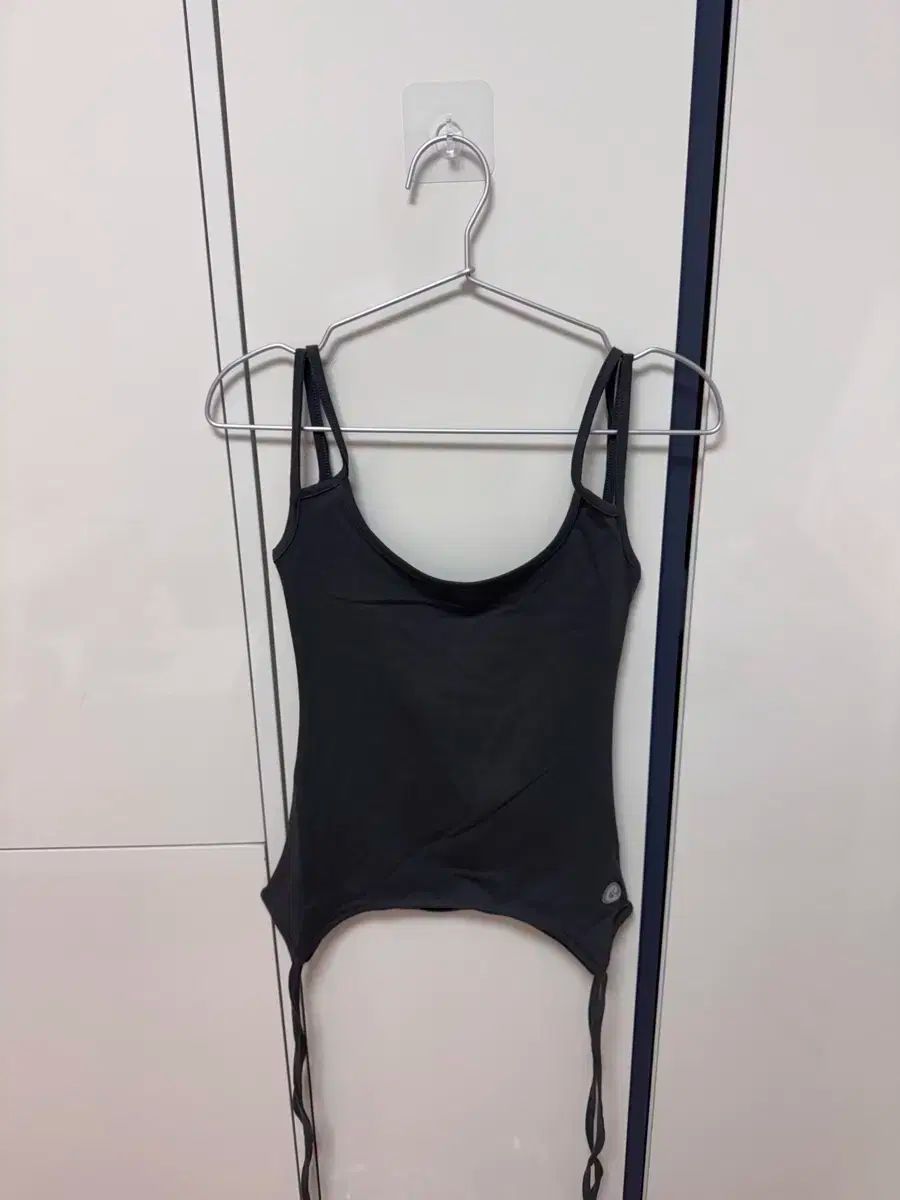 コ イッセイオ ノースリーブ HALTER STRAP SLEEVELESS