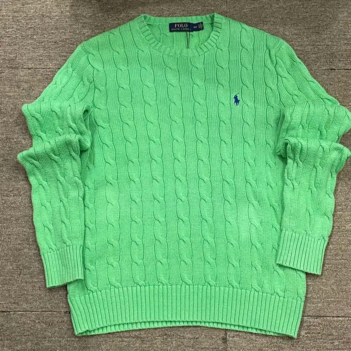 ケーブルニット