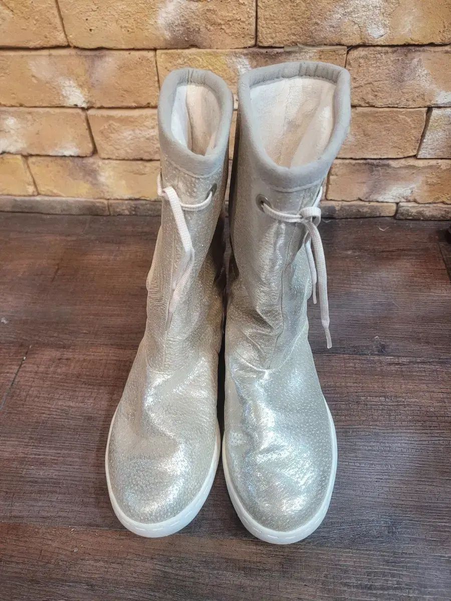 アディダス シルバー ブーツ 240 mm