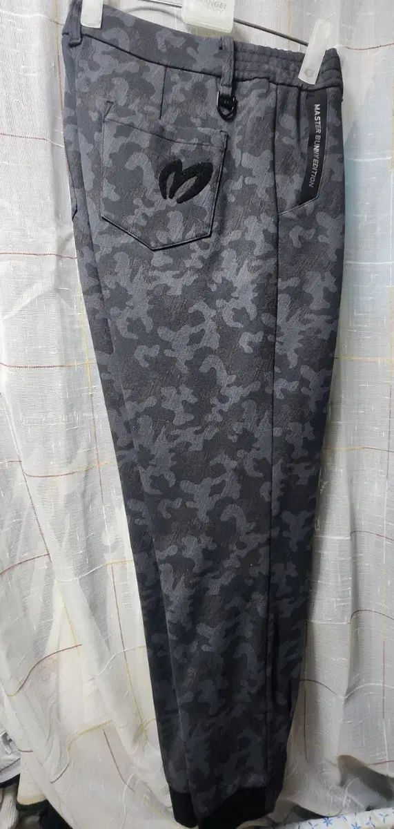 マスターバニーエディション カモ フリース ジョガーパンツ