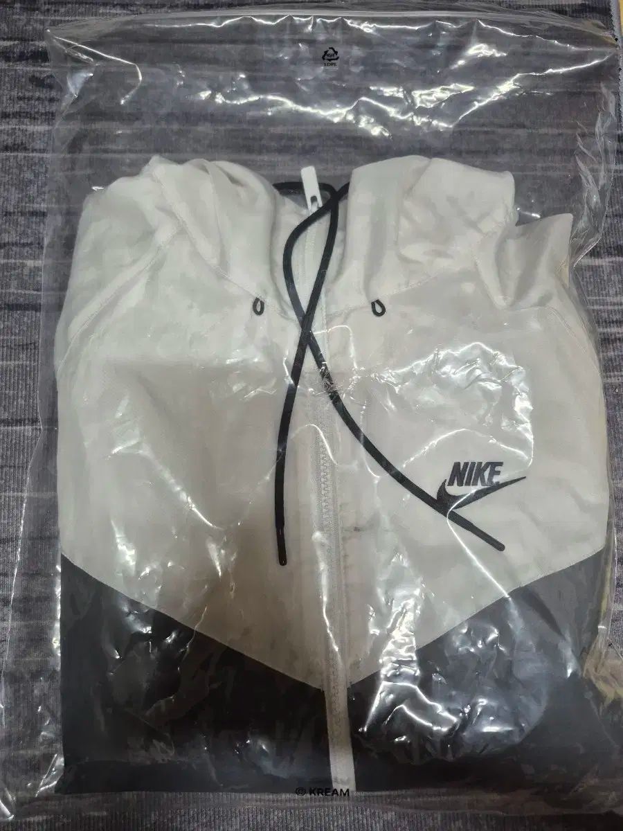 ナイキ ウィンドランナー フードジップアップ ウィンドブレーカー