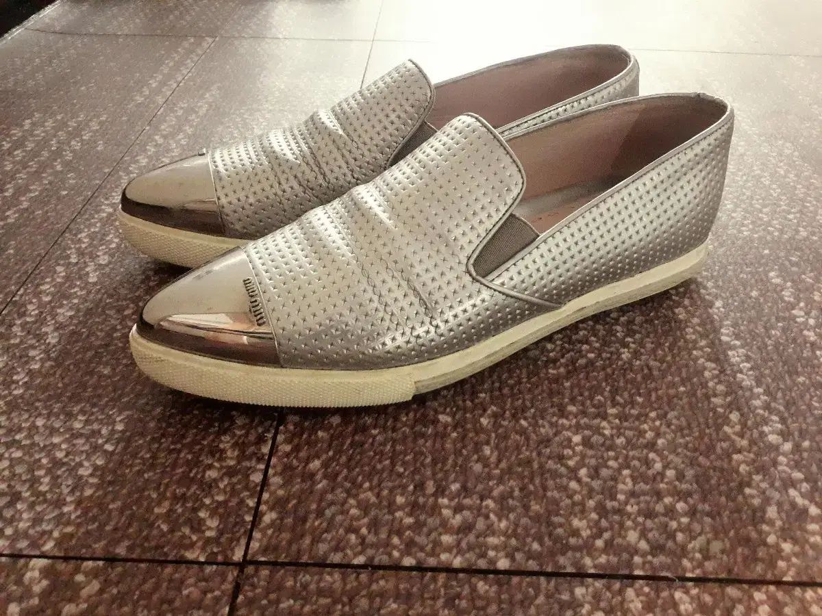 MIU ミュウミュウ スニーカー 37 235 240 ブランド靴 ローファー