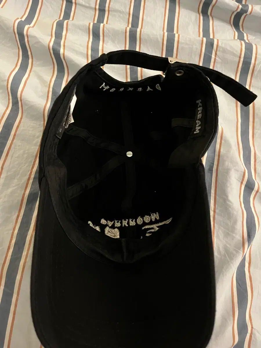 ダークルーム アップサイドダウン シルバー ロゴ キャップ