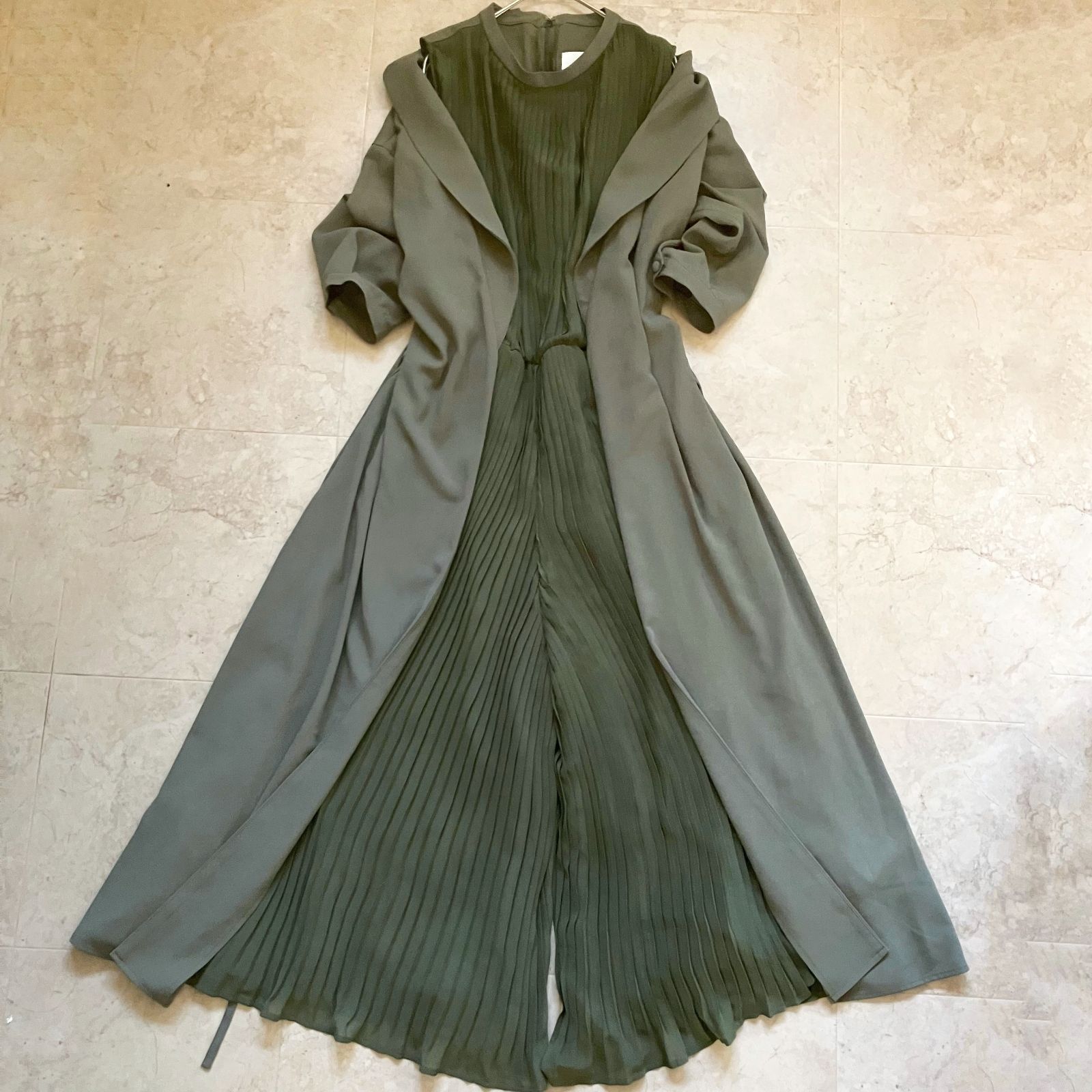 Ameri VINTAGE フロントプリーツロングドレス カーキ オールインワン風 ガウンドッキング オケージョン 結婚式 二次会 フォーマル 上品 プリーツ ロング丈 秋冬 春 フリーサイズ
