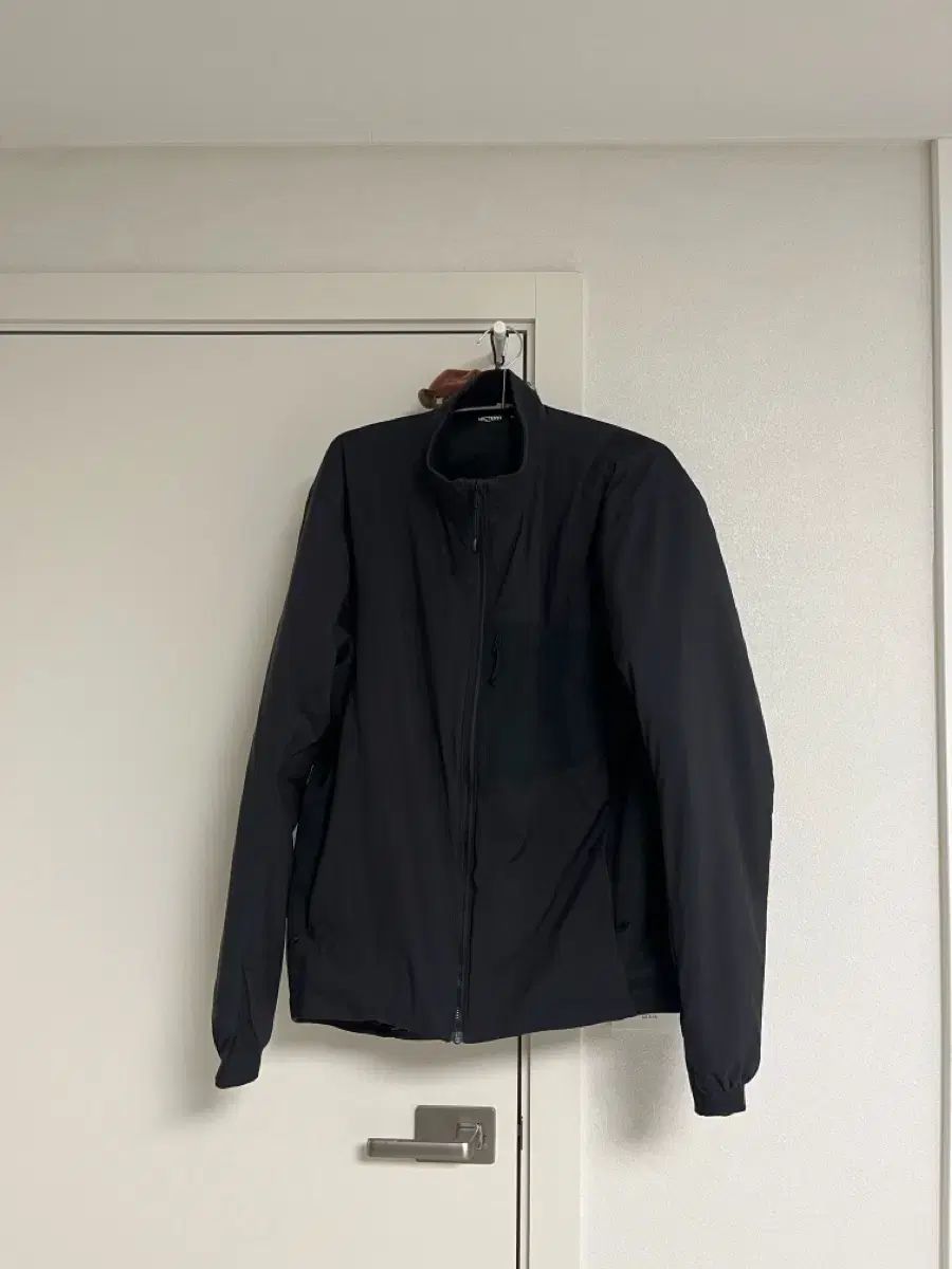 アークテリクス リーフ アトム ブラック ノンフーディー m