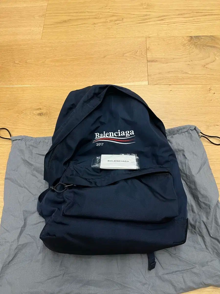 バレンシアガ ウェーブロゴ ネイビー バックパック