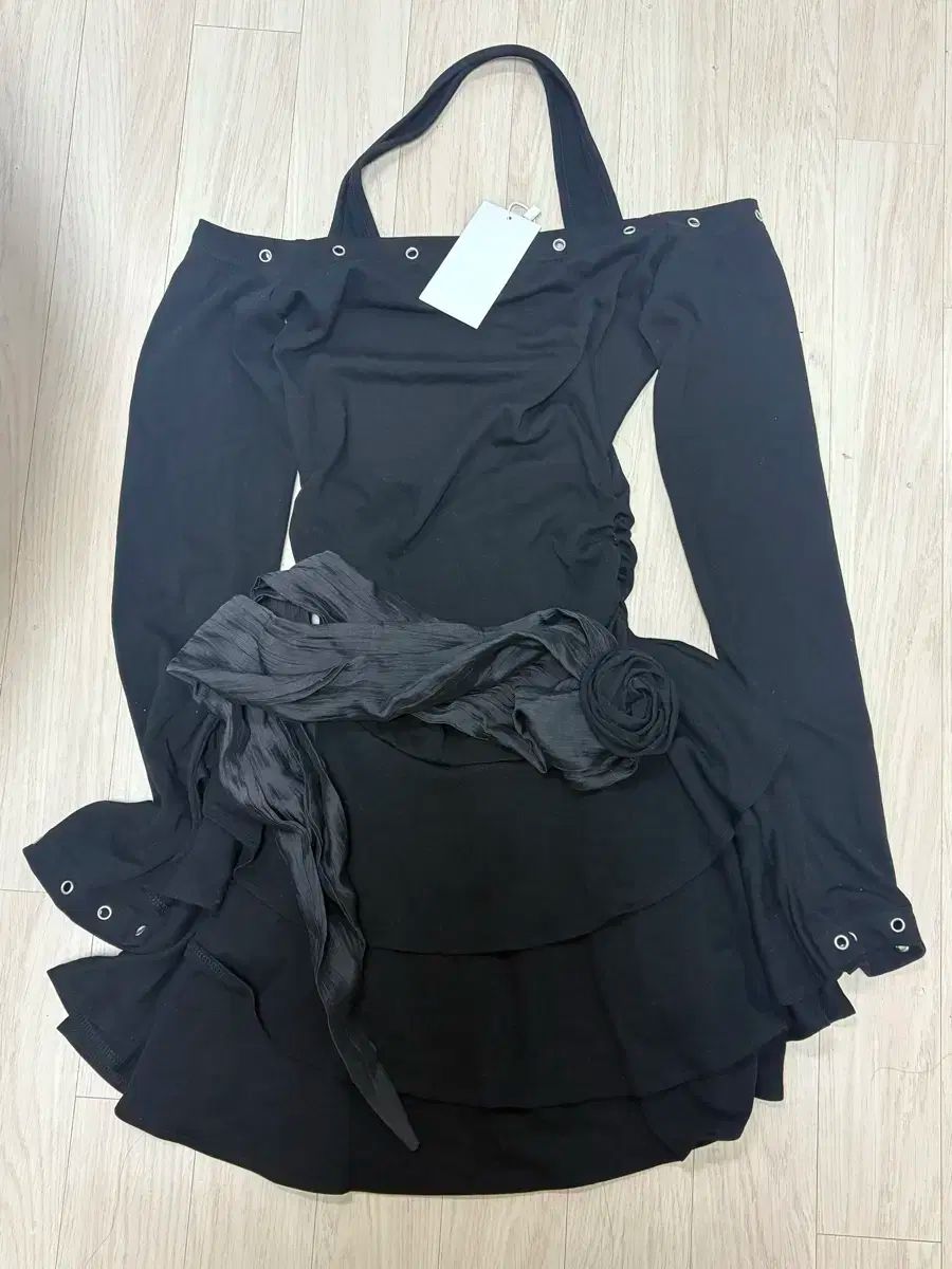 イッリカッフェ フ エンブロイダリー オフショルダー ONE PIECE ブラック