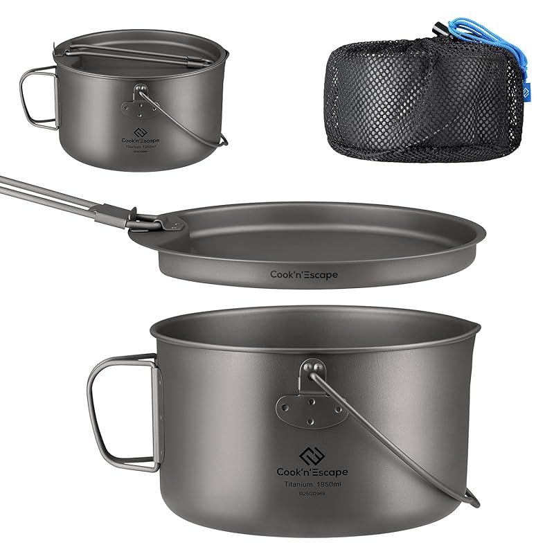 COOK N ESCAPE チタンクッカーセット 1950ml 大容量 軽量ポット フライパン 折りたたみハンドル 純チタン製 無塗装 メッシュ袋付き 直火 IH対応 ソロ＆ファミリー用 鍋 クッカーセット 吊り下げ可 アウトドア フライパンセット