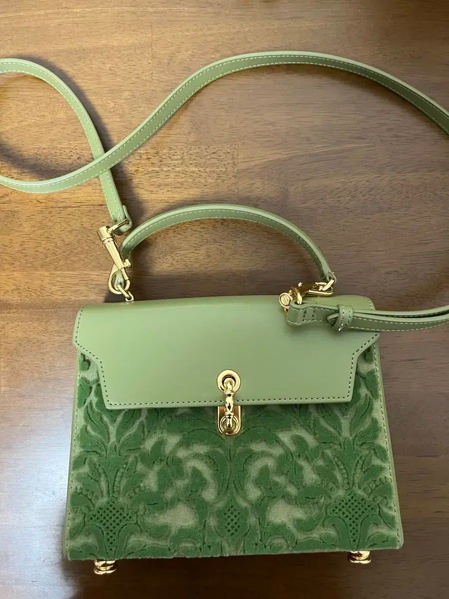 チャールズアンドキース 緑 バッグ