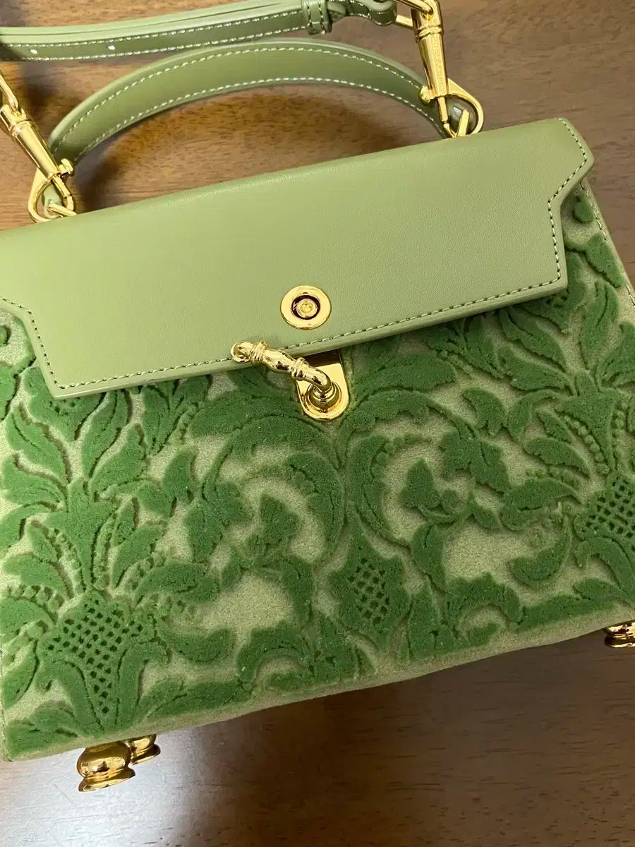 チャールズアンドキース 緑 バッグ