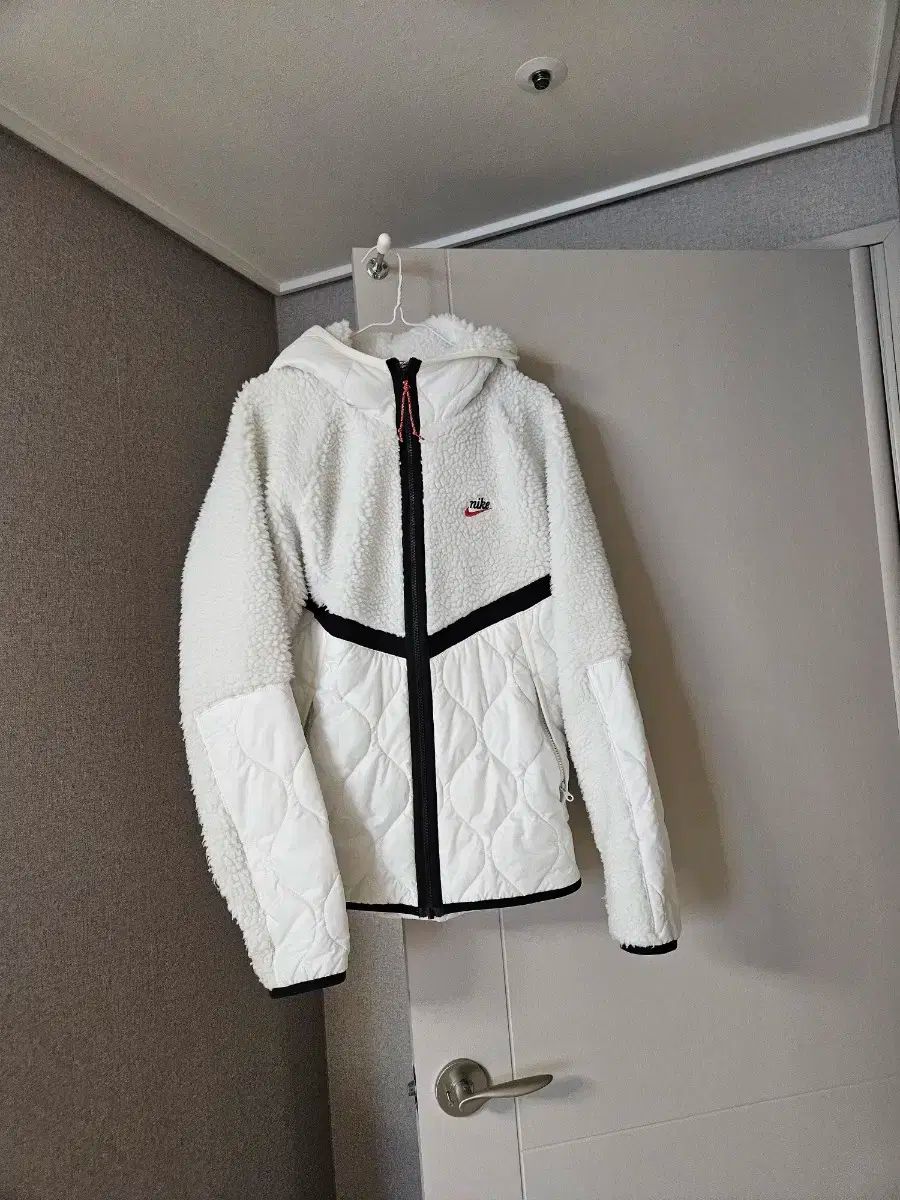 ナイキ シェルパ フルジップアップ ジャケット 白