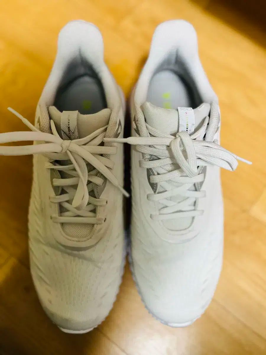 アディダス アルファブースト オール 白 スニーカー