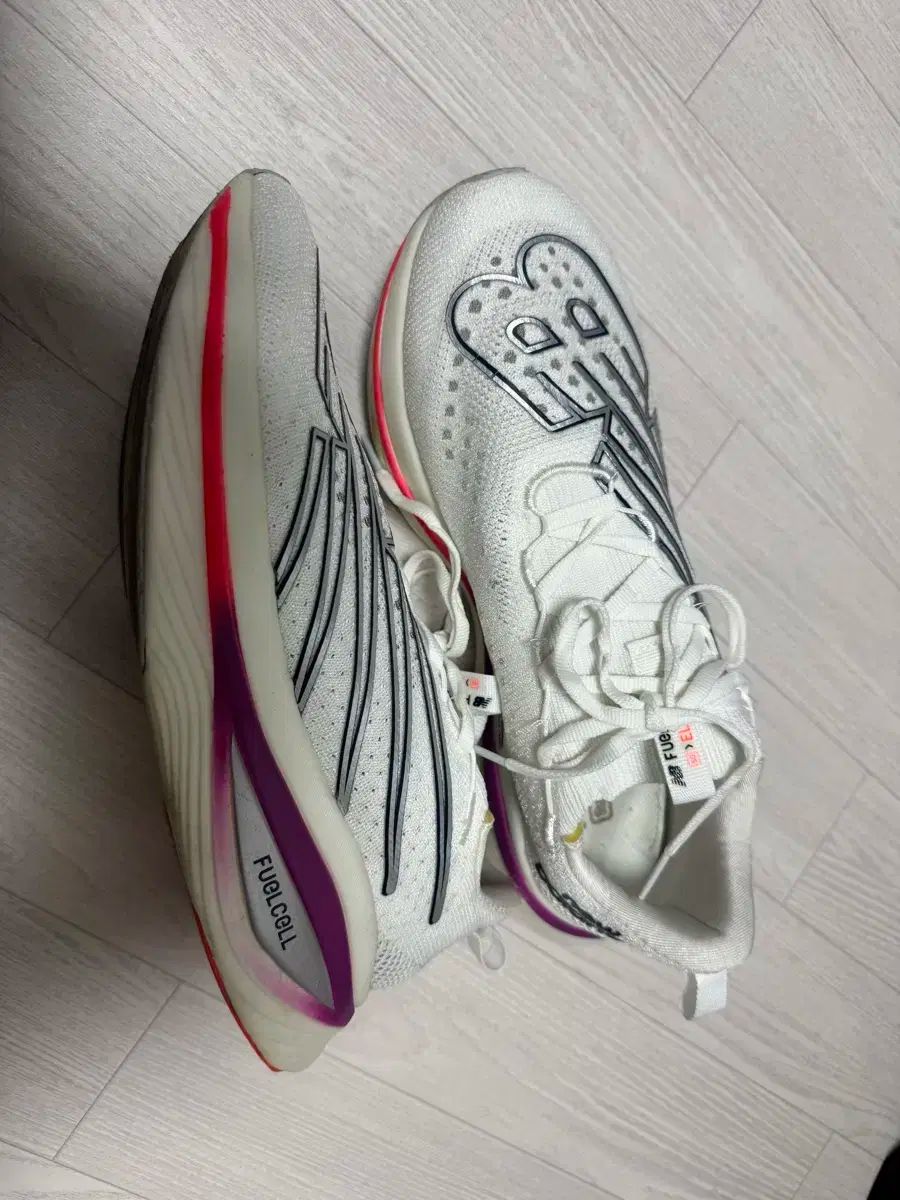 ニューバランス FuelCell 白 スニーカー