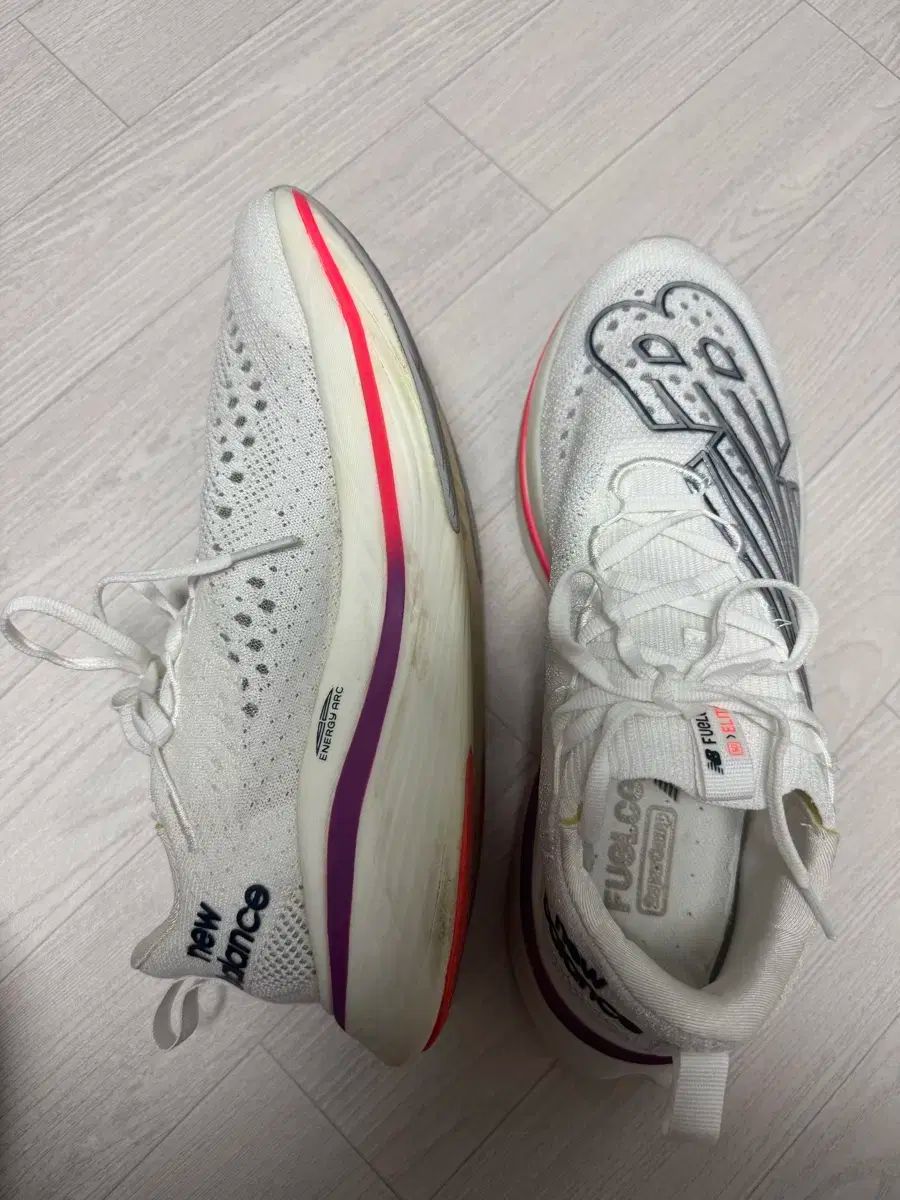 ニューバランス FuelCell 白 スニーカー