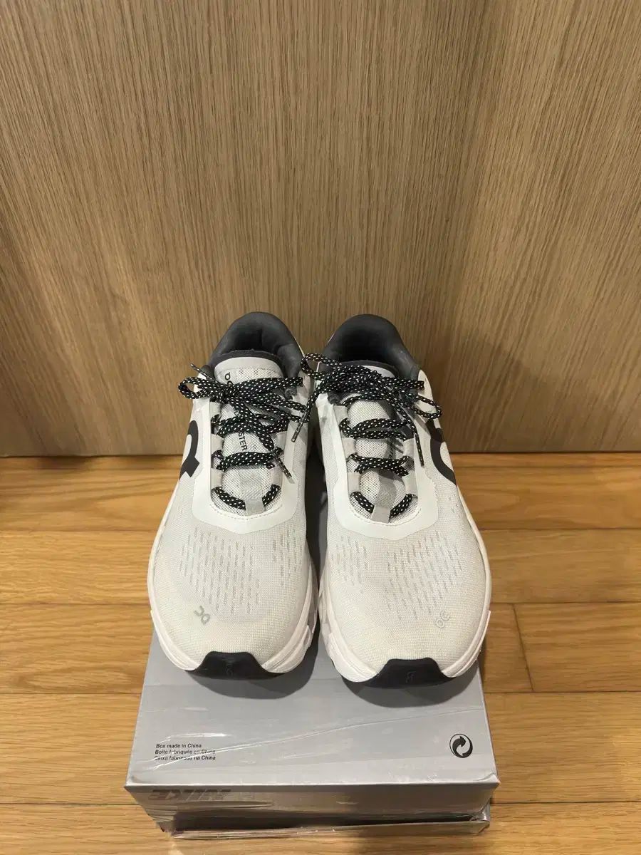 オンラウ クラウドモンスター ランニングシューズ 白 スニーカー