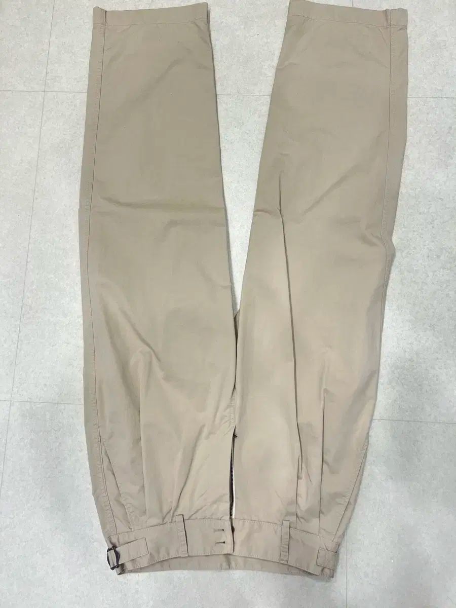 アナザーオフィス サンティアゴ チノ オートミールク 1