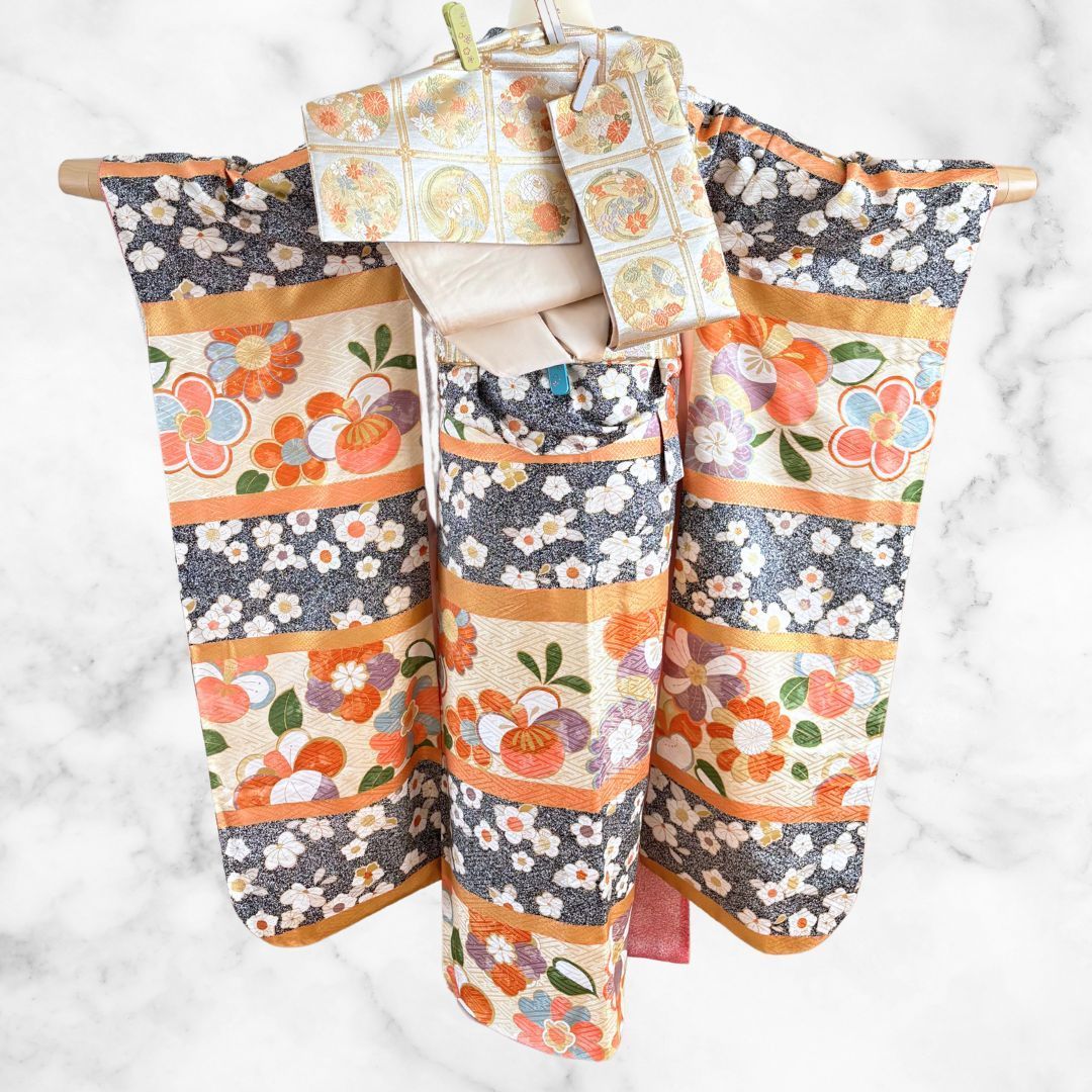 三松 振袖 フルセット 刺繍衿付き 身丈160 cm アイボリー ブラック 花模様 カラフル 正絹 三松シルクケア加工済 重ね衿縫い付け済 落ち着きと華やかさを併せ持つ上質振袖 成人式 結婚式 前撮りにも