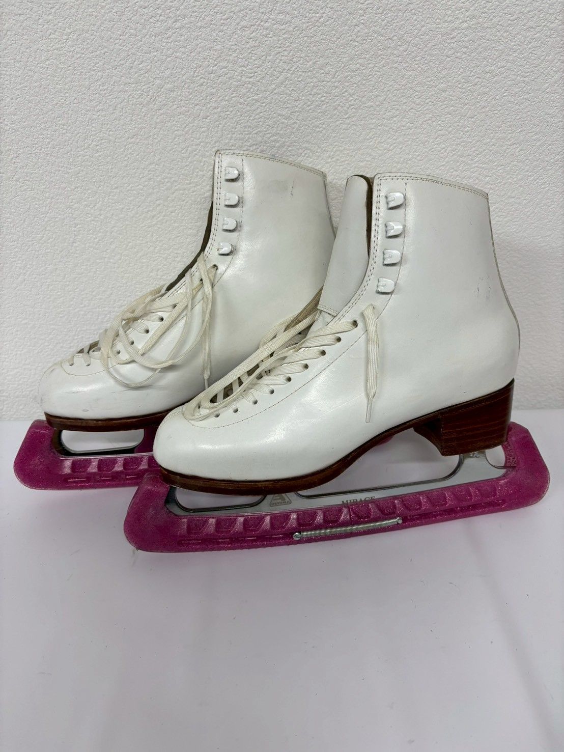 フィギュアスケート靴 25cm 白 レディース用 MIRAGEブレード 9¾ ピンクカバー付き