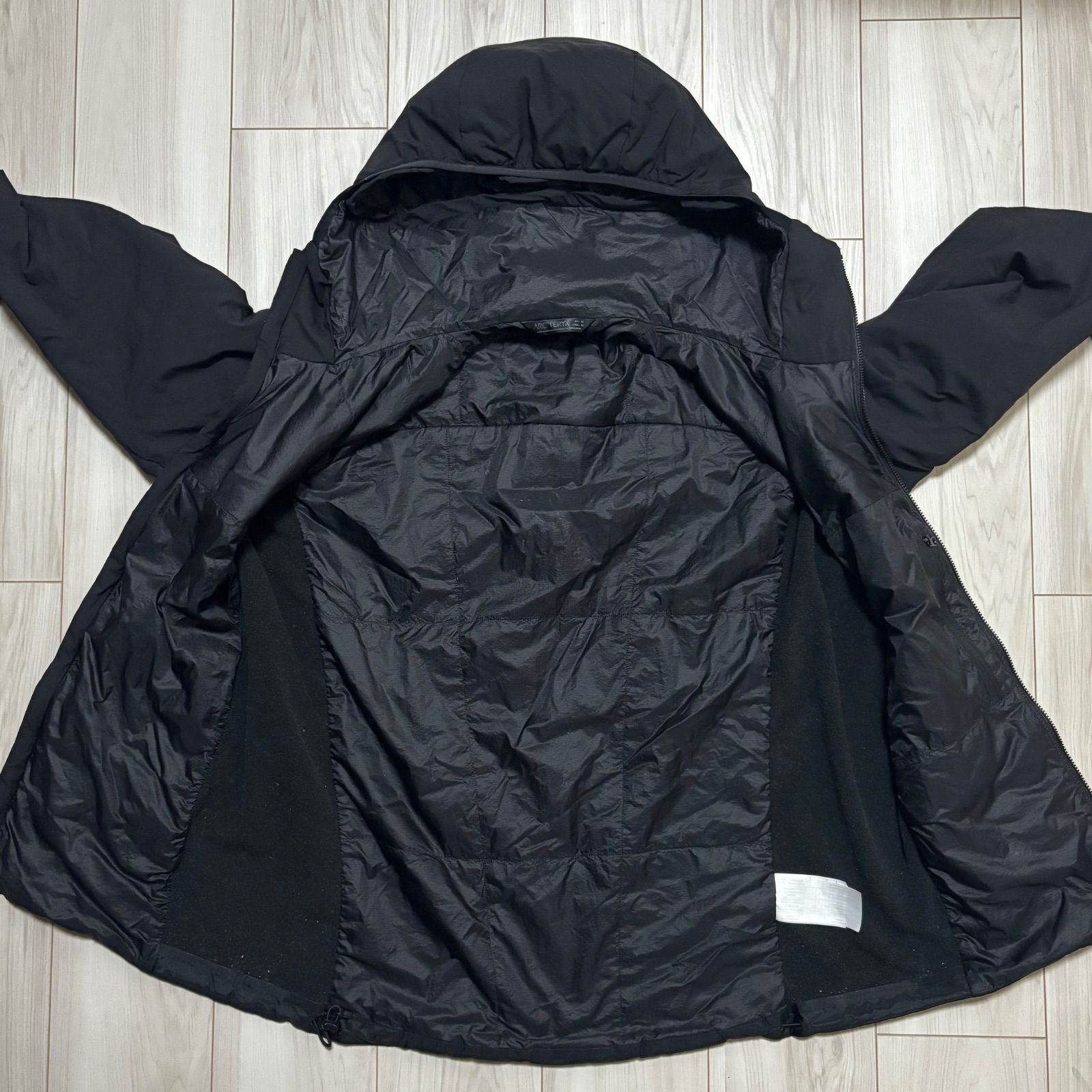 アークテリクス アトムLT メンズM 黒 ブラック コアロフト マウンテン