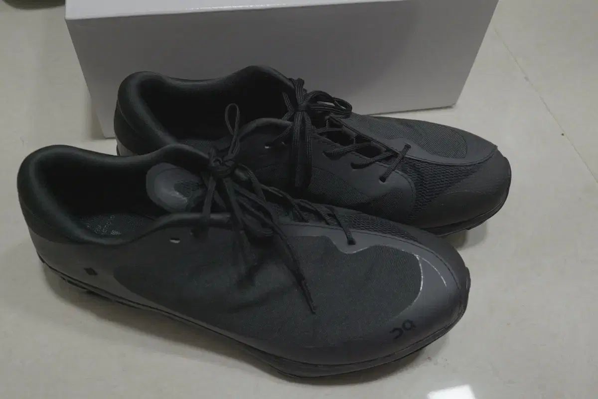 260 単 ランニング x パフ クラウドベンチャー ピック ブラック